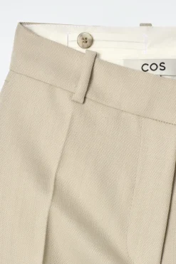 WOLLHOSE MIT SCHMALEM BEIN