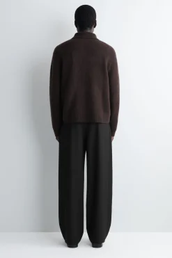 WOLLHOSE MIT WEITEM BEIN UND FALTEN