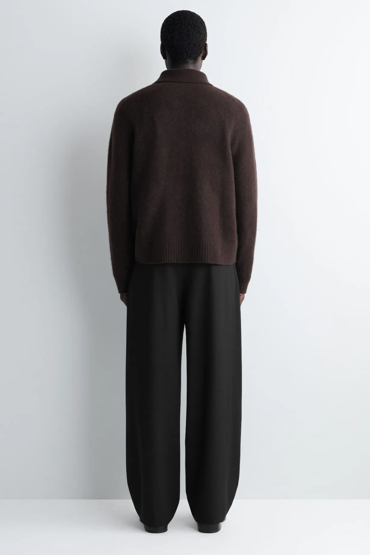 WOLLHOSE MIT WEITEM BEIN UND FALTEN