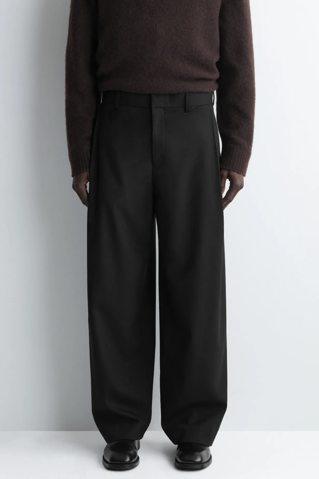 WOLLHOSE MIT WEITEM BEIN UND FALTEN