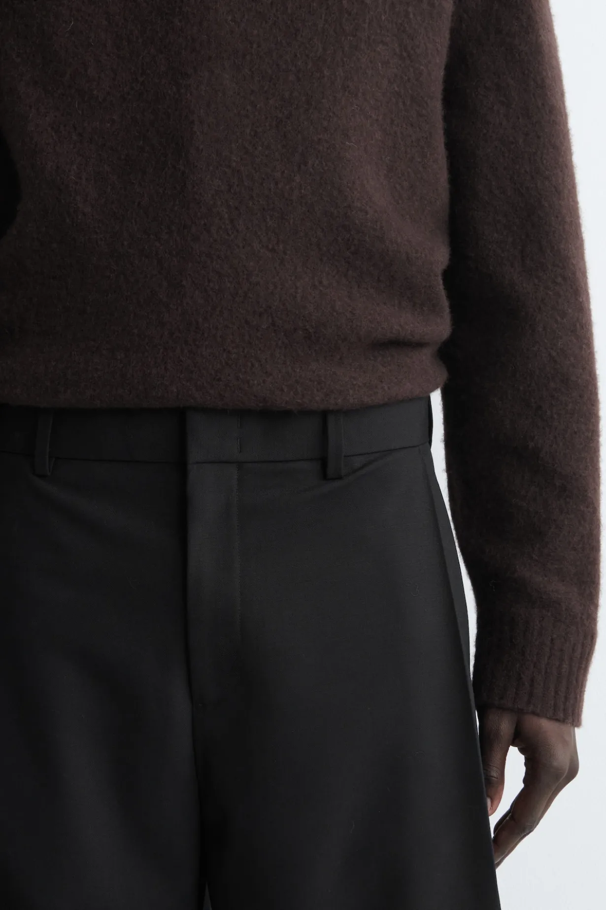 WOLLHOSE MIT WEITEM BEIN UND FALTEN