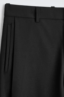 WOLLHOSE MIT WEITEM BEIN UND FALTEN