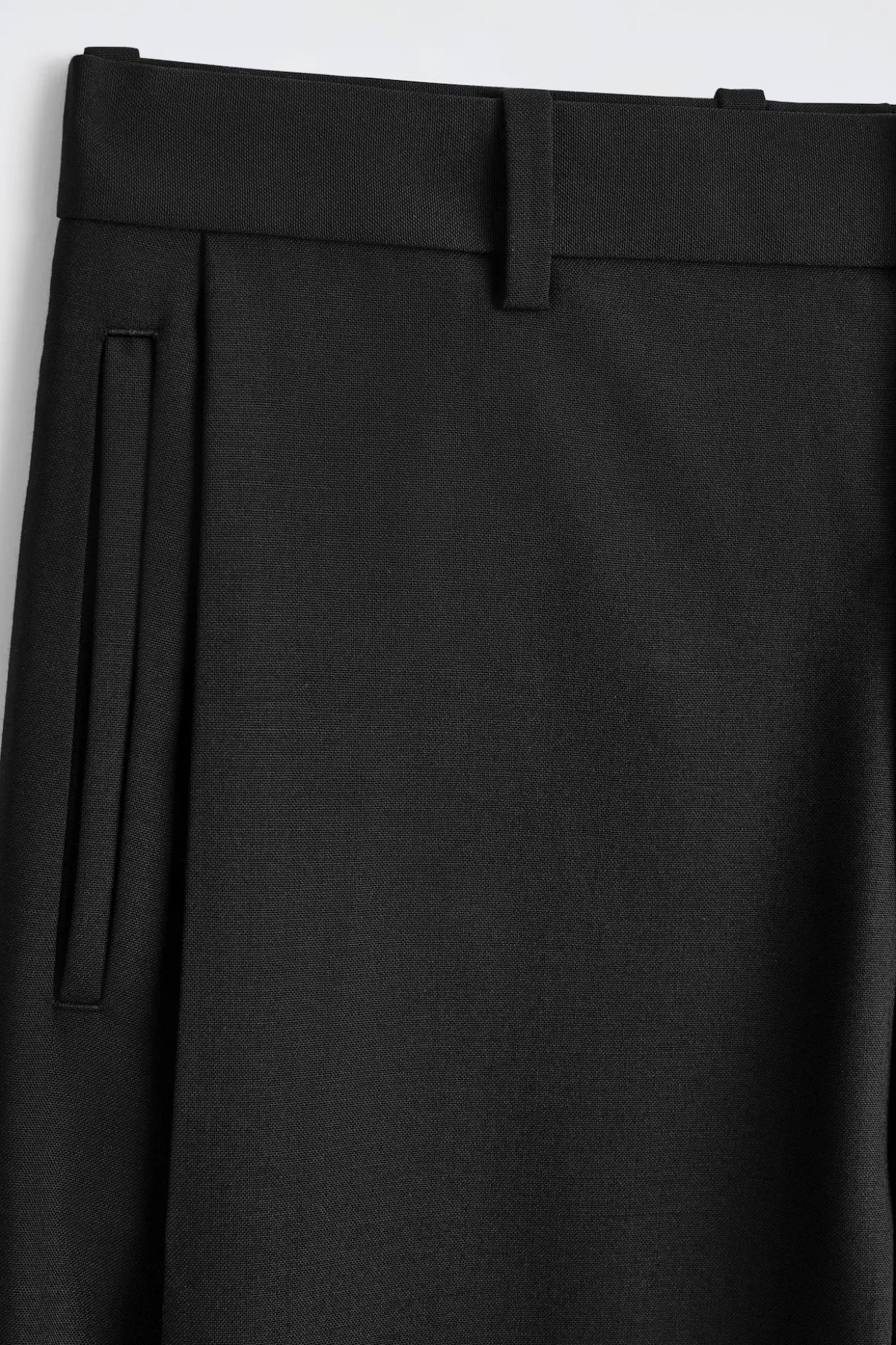 WOLLHOSE MIT WEITEM BEIN UND FALTEN