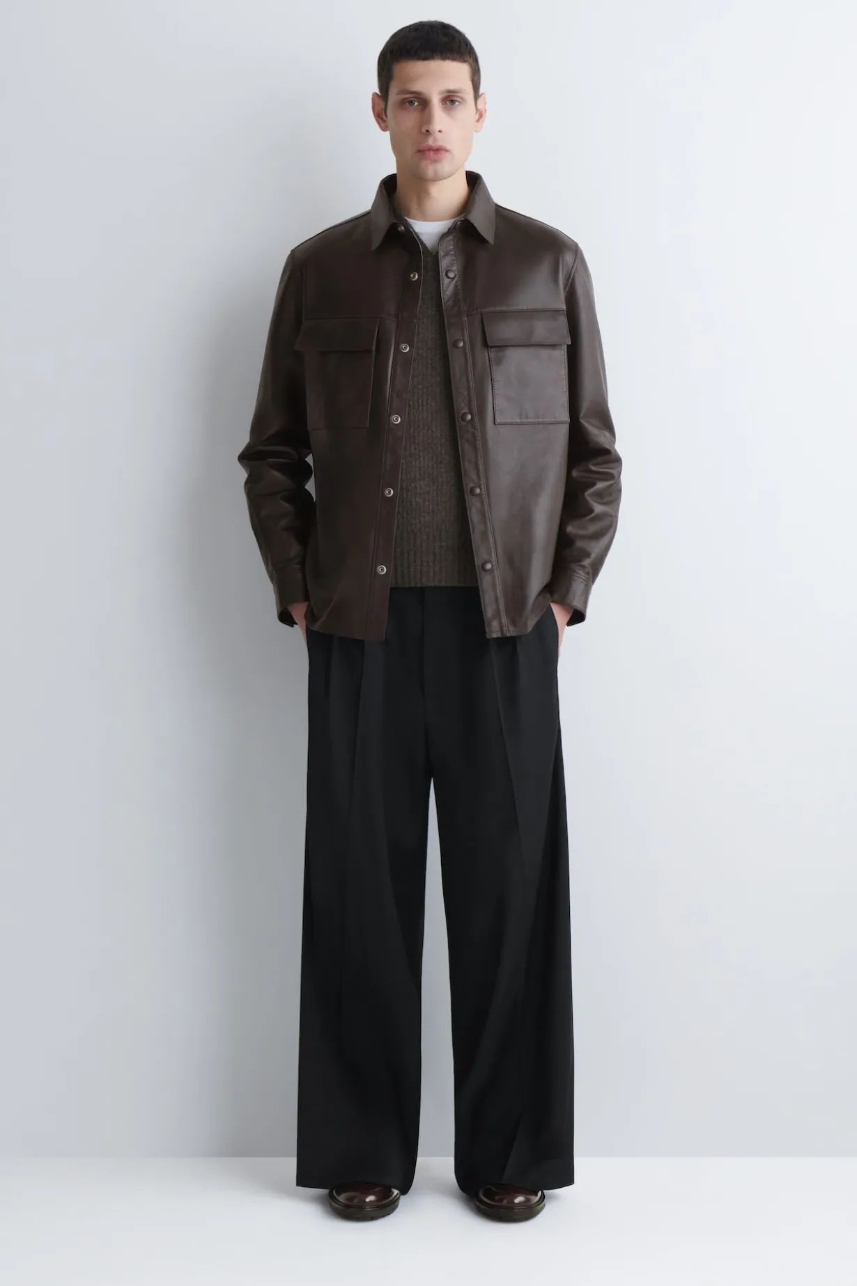 WOLLHOSE MIT WEITEM BEIN UND FALTEN