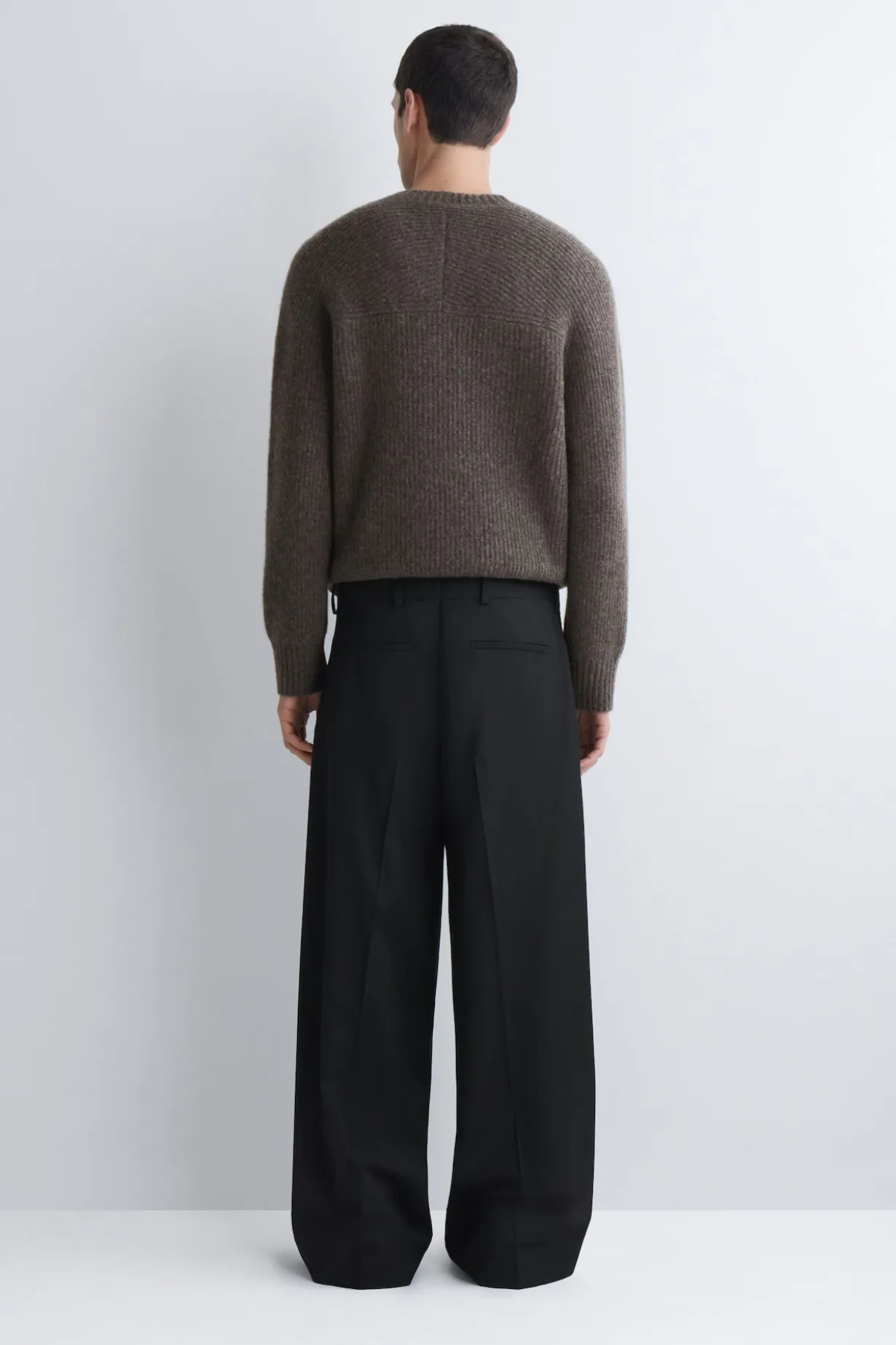 WOLLHOSE MIT WEITEM BEIN UND FALTEN
