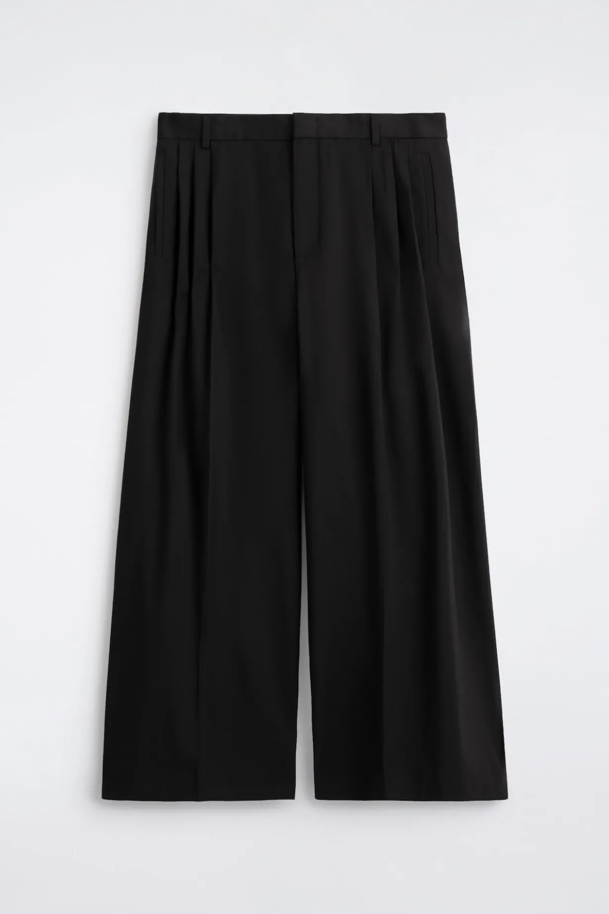 WOLLHOSE MIT WEITEM BEIN UND FALTEN