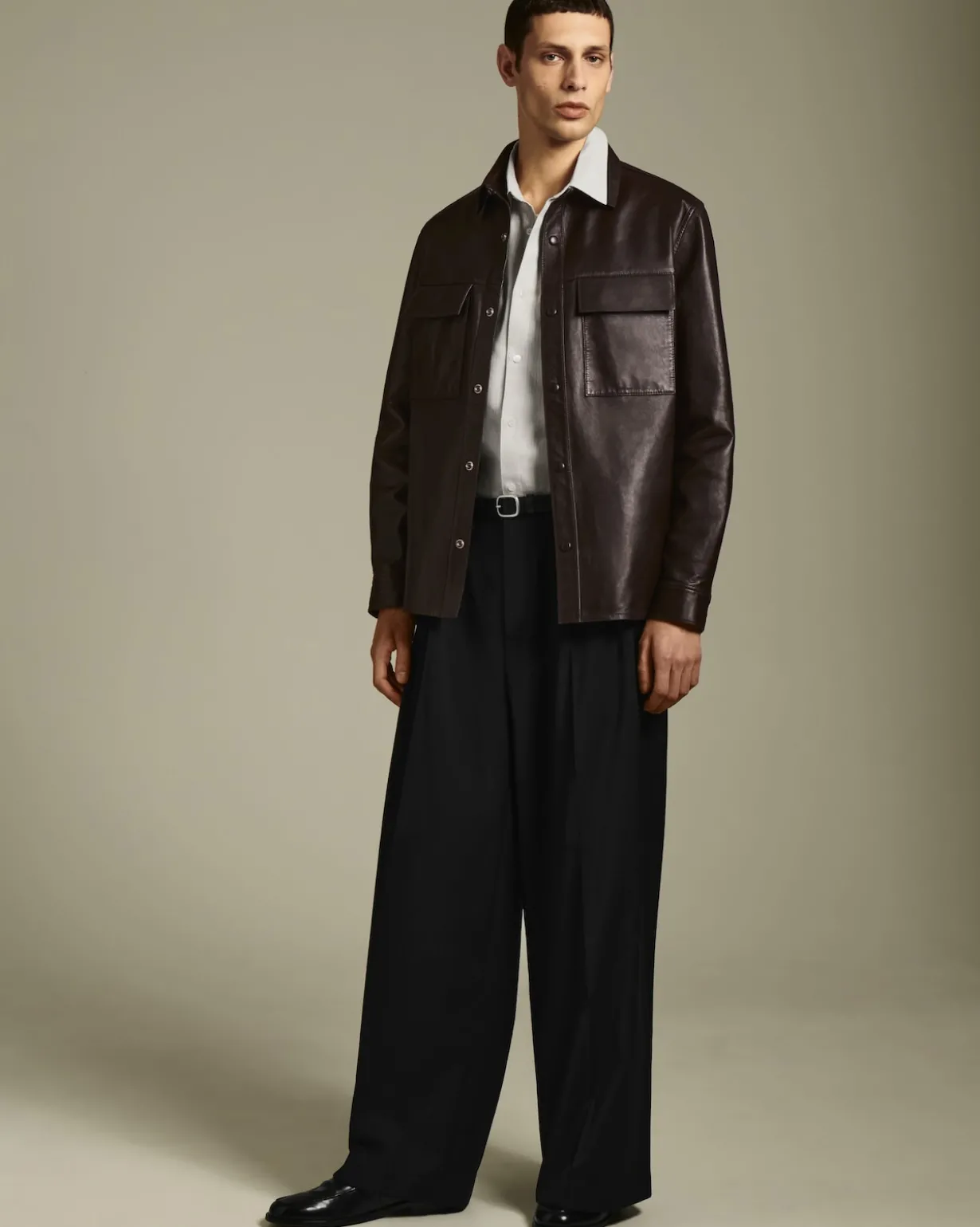 WOLLHOSE MIT WEITEM BEIN UND FALTEN